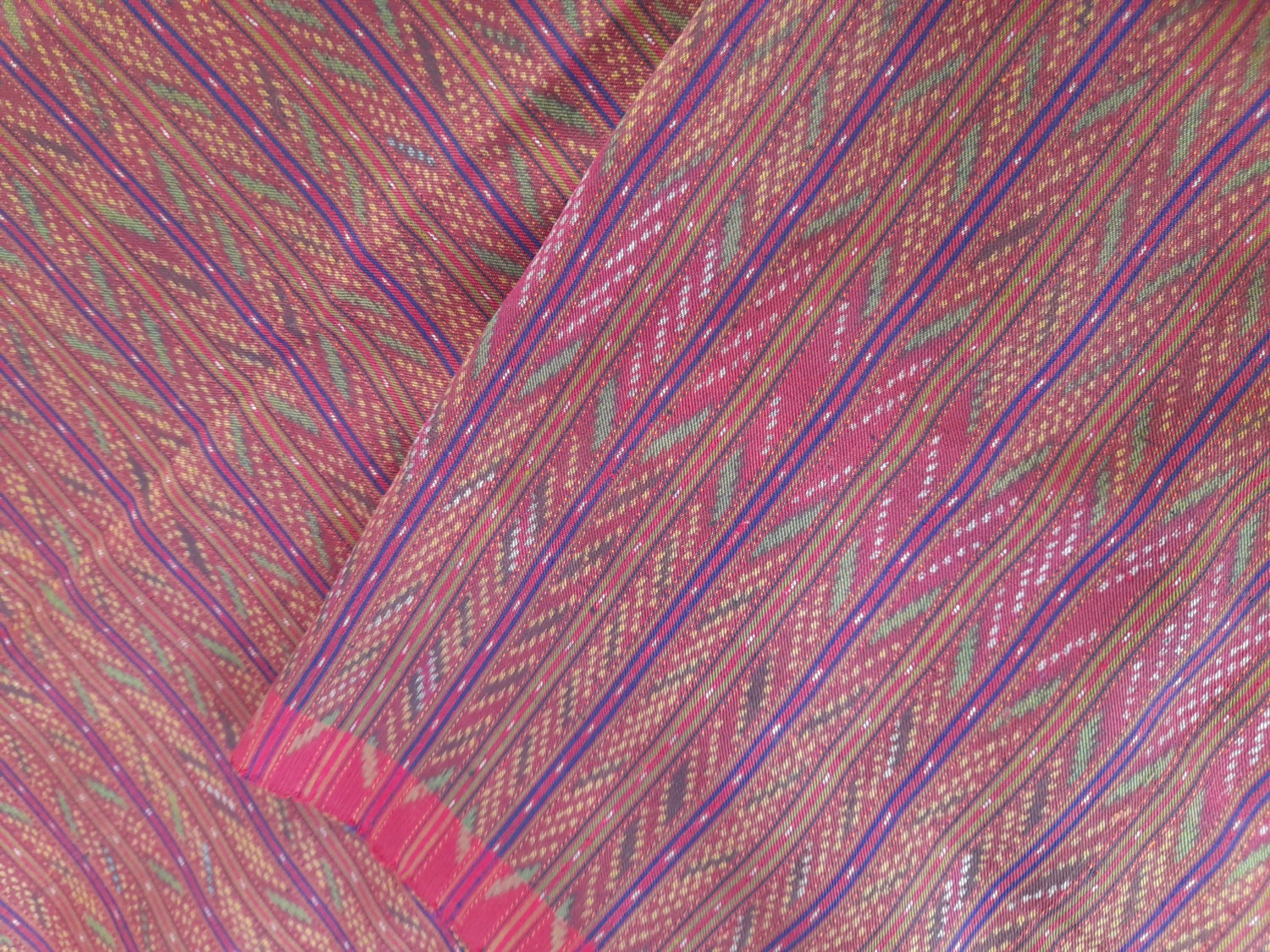 กลุ่มอาชีพสตรีทอผ้าไหมบ้านทนงรัตน์