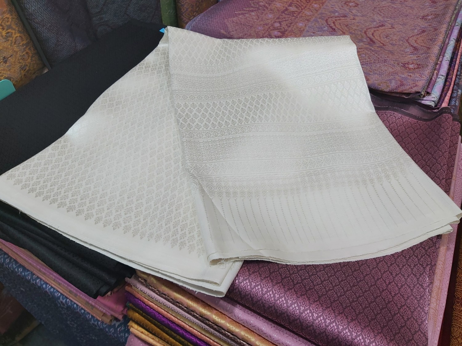 ผ้าไหมยกดอก