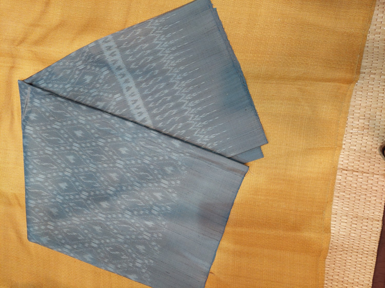 ผ้าไหมมัดหมี่สีธรรมชาดลายพระราชทาน