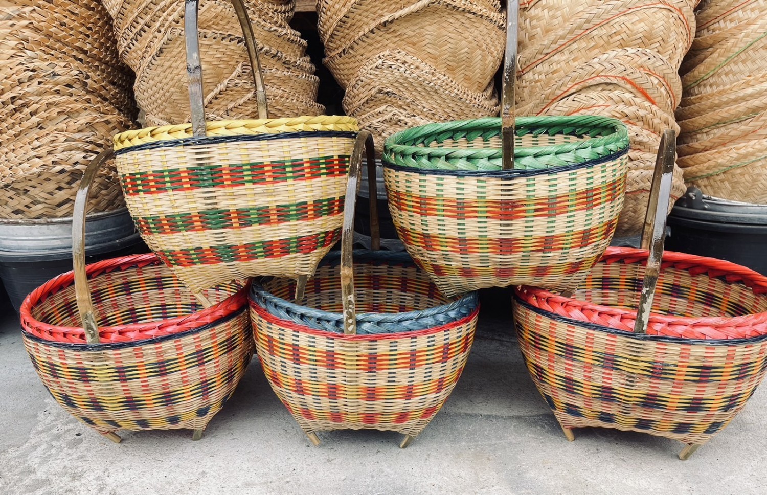 ตะกร้าไม้ไผ่คาดลาย