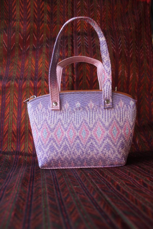 กระเป๋าแปรรูปจากผ้าไหม กว้าง 6.5 นิ้ว สูง 6นิ้ว มีซับใน สีม่วง