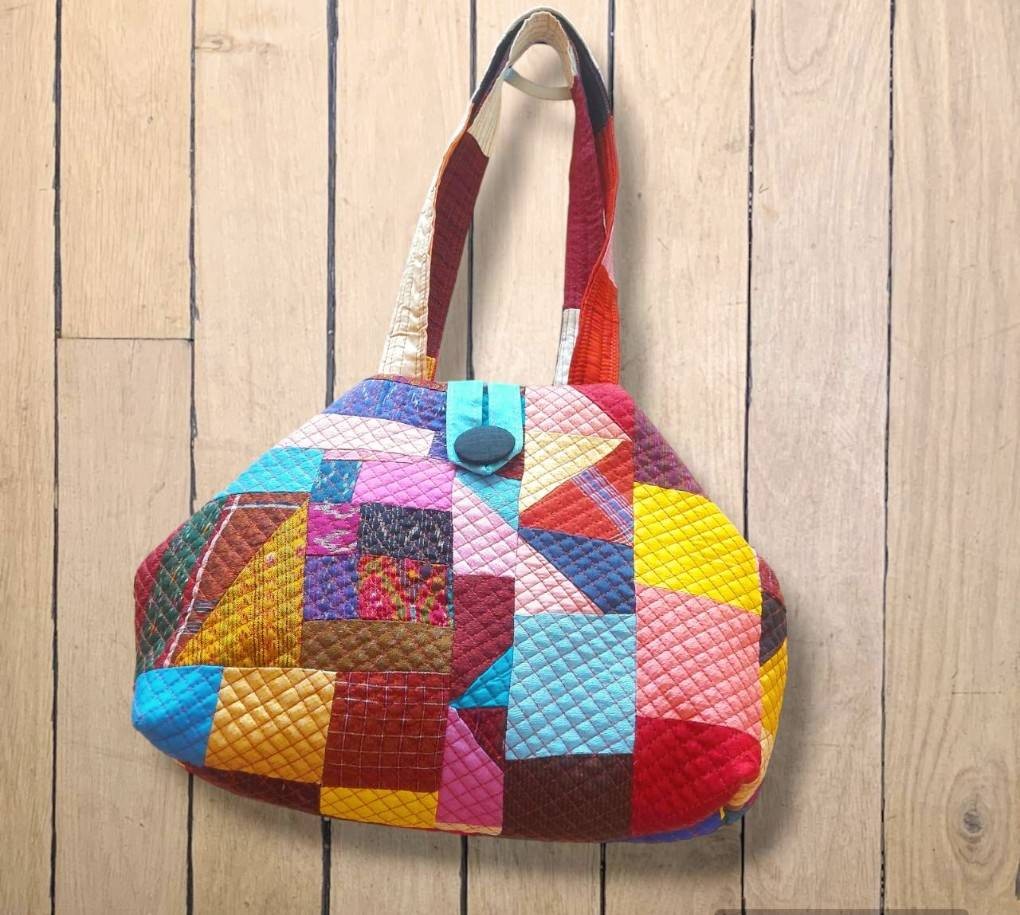 กระเป๋าผ้าไหมแฟชั่น ต่อลาย 6 เหลี่่ยม