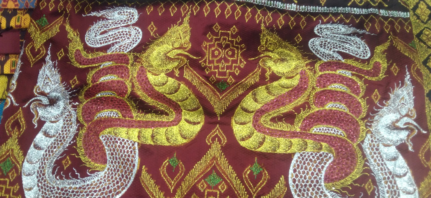 ผ้าไหมมัดหมี่เขียนทอง