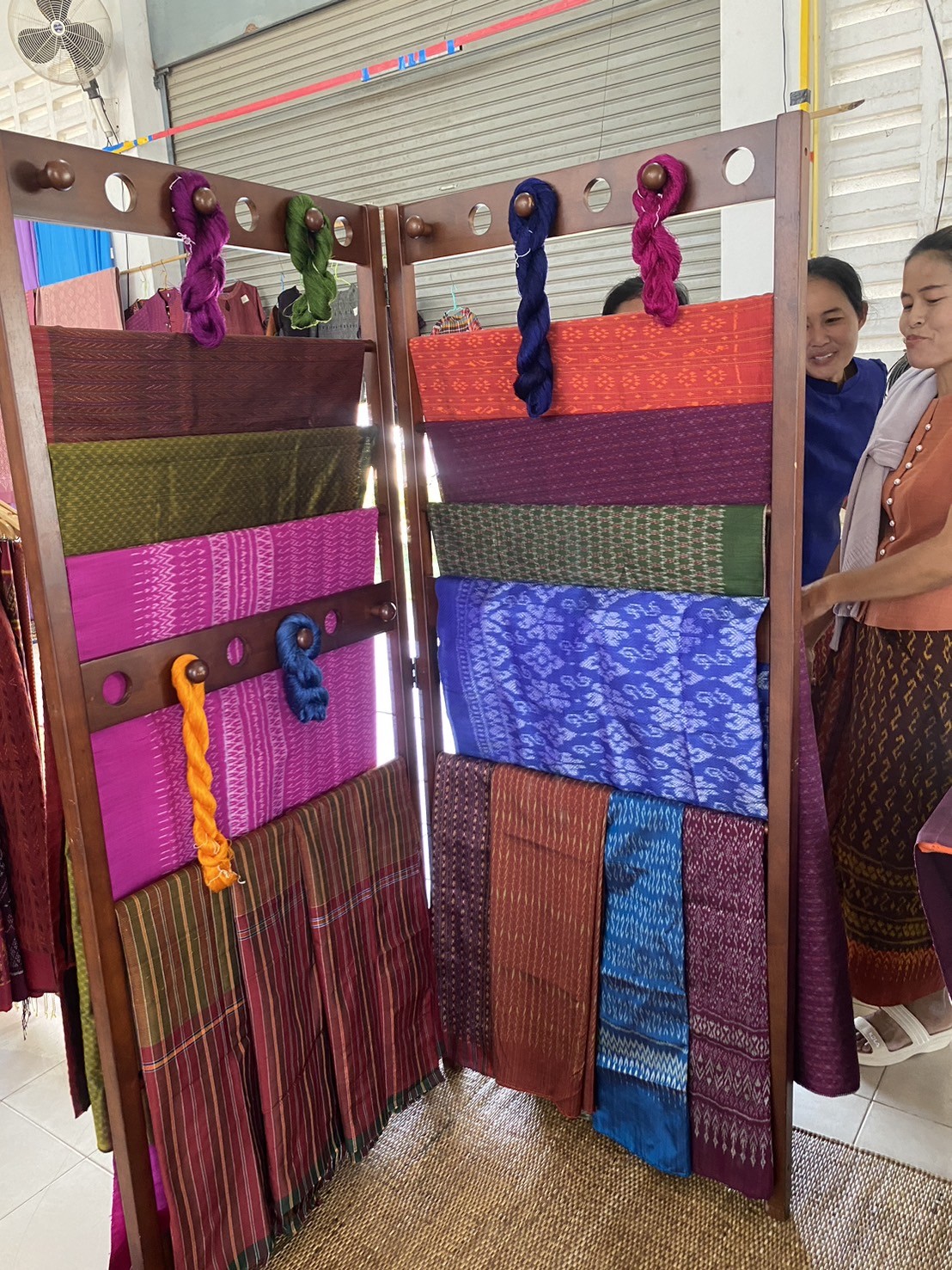 ผ้าไหมทอมือย้อมสีธรรมชาติ