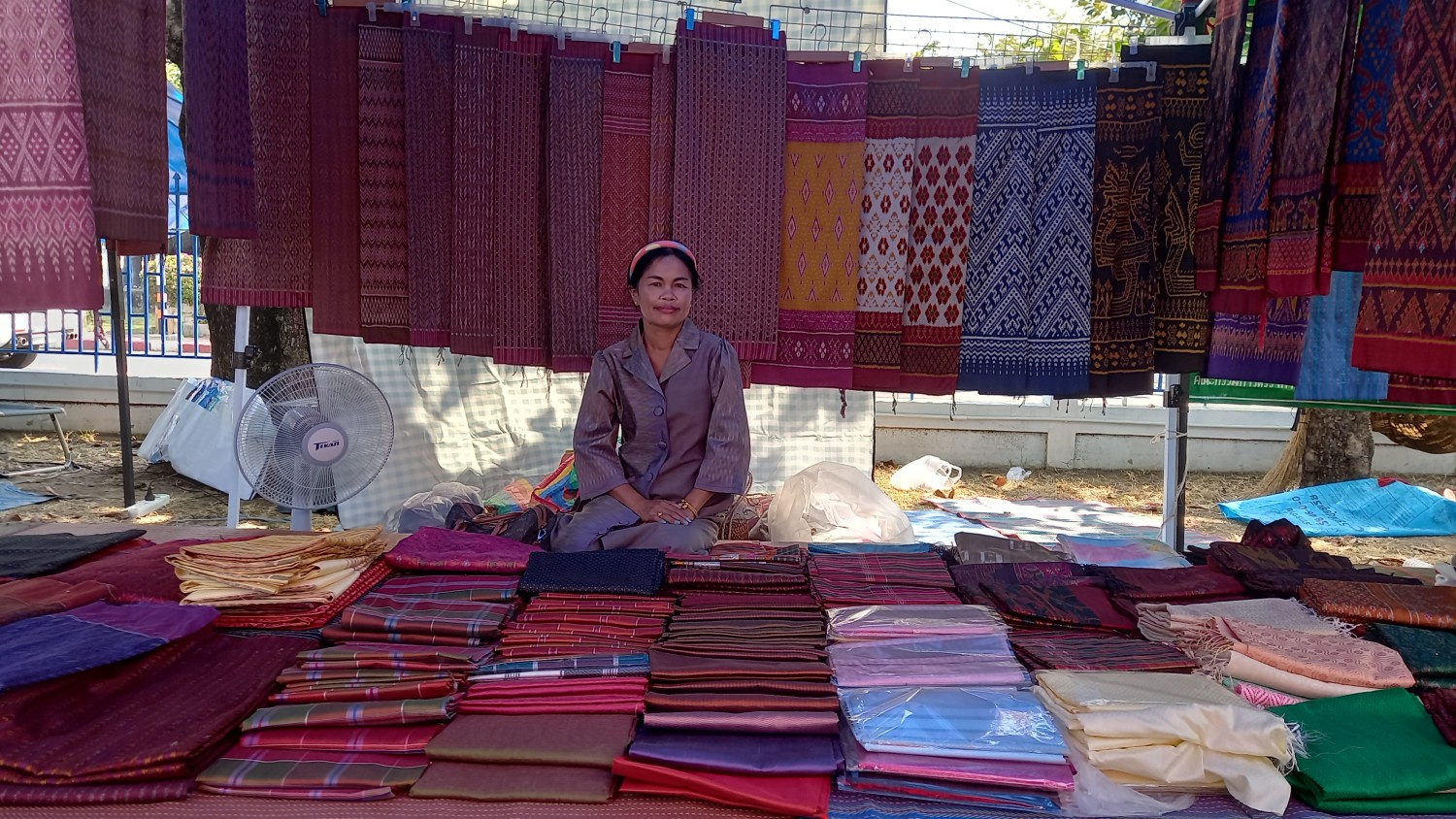 กลุ่มทอผ้าไหมบ้านโคกปูน(นารี ผ้าไหม)