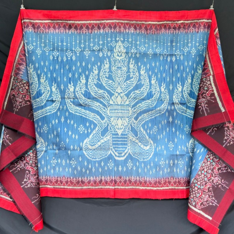 ซิ่น ผ้าไหมมัดหมี่ทอยกดอก 6ตะกอ ขนาด 1x2.28เมตร ลายพญานาค9เศียร มีหน้านางชายครุย พื้นสีแดง ท้องผ้าสีฟ้า รหัส M2A-100-0306692 รหัสสินค้า SKU-47082