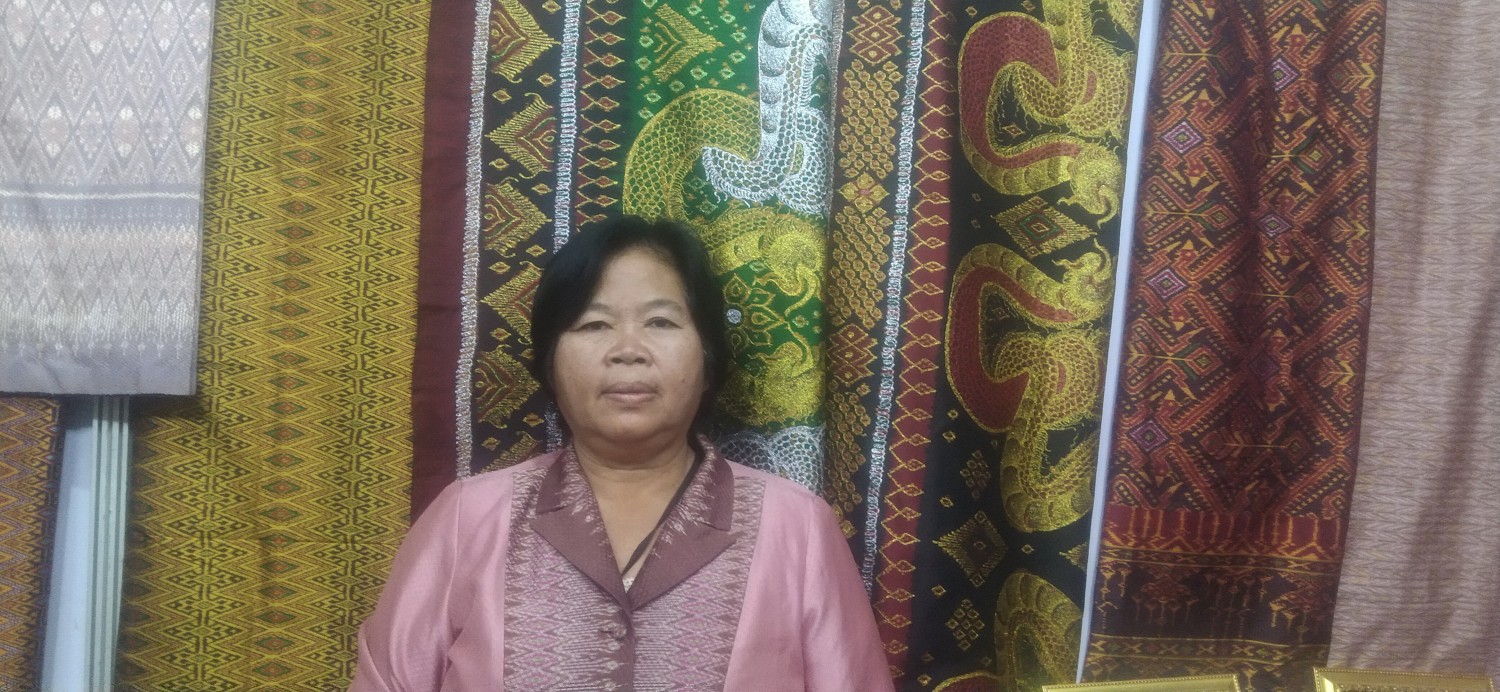 กลุ่มสตรีท้อผ้าไหมบ้านโนนม่วง