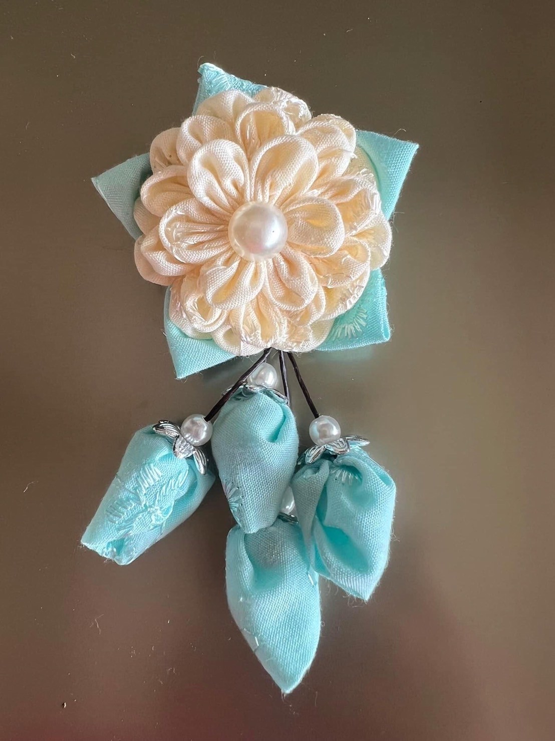 เข็มกลัดผ้าไหมติดเสื้อ