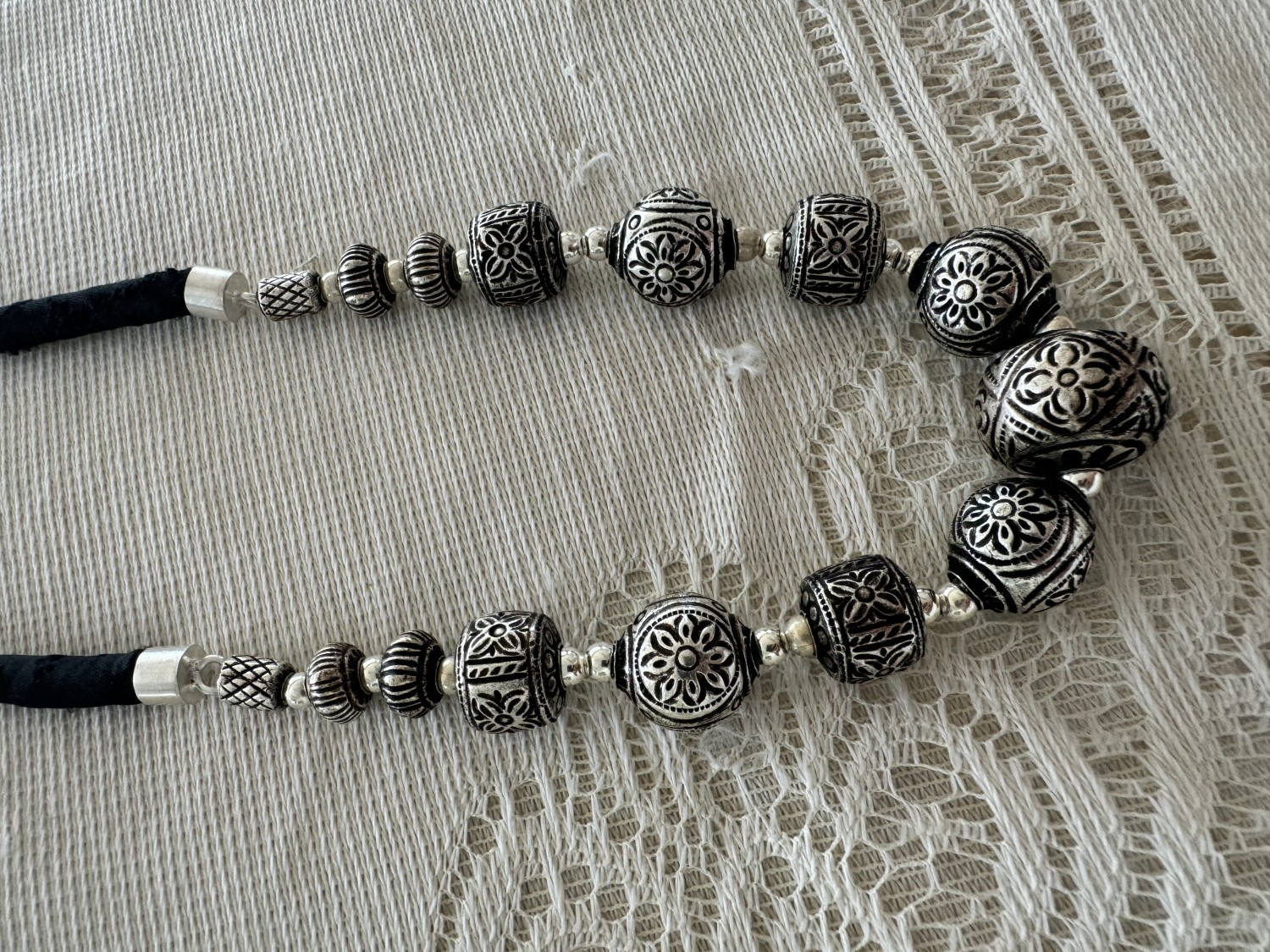 สร้อยผ้าไหมประคำถังเบียร์ลายดอกไม้