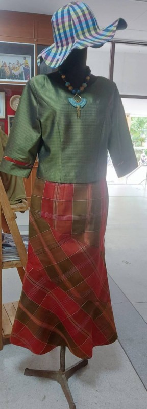 ชุดผ้าไหม สุภาพสตรี