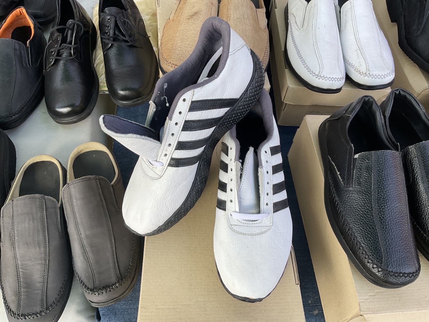 รองเท้าออกกำลังกายผู้ชาย