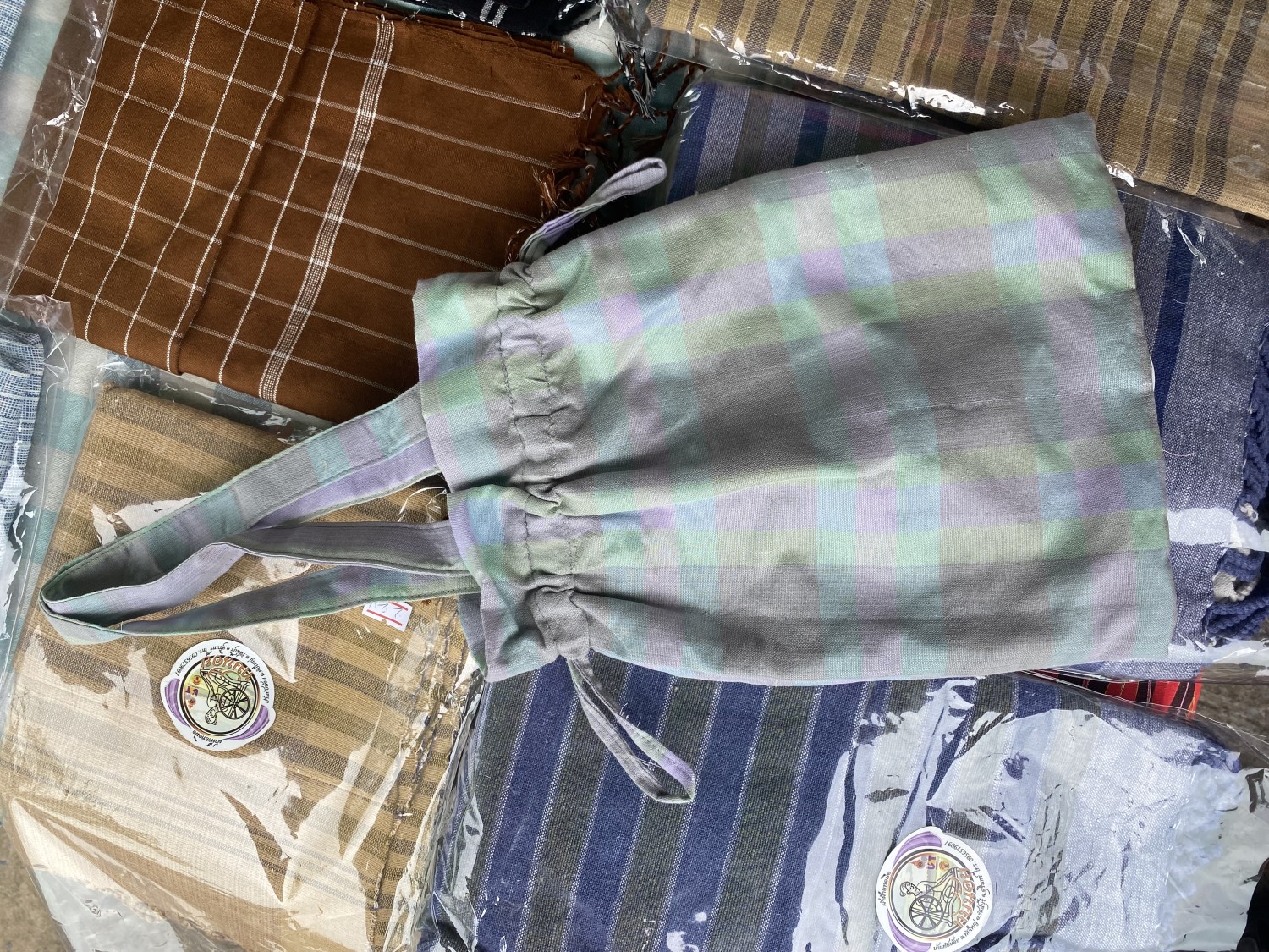 กระเป๋าหูรูด ผ้าโทเล