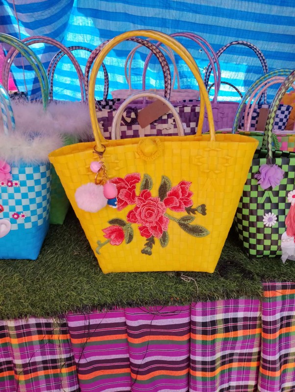 กลุ่มเส้นสานตรีบ้านโชค