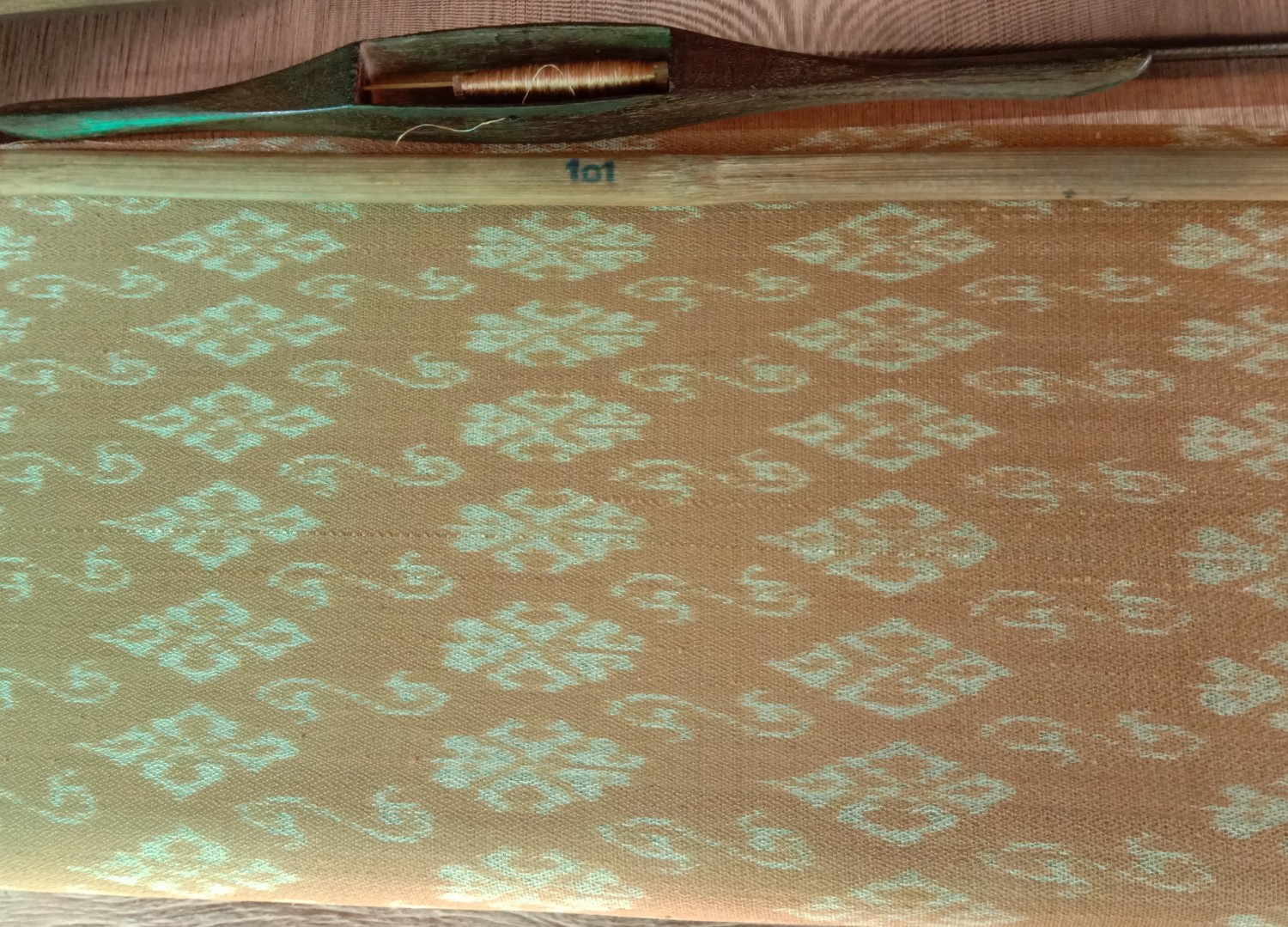 ผ้าไหมมัดหมี่ย้อมสีธรรมชาติ