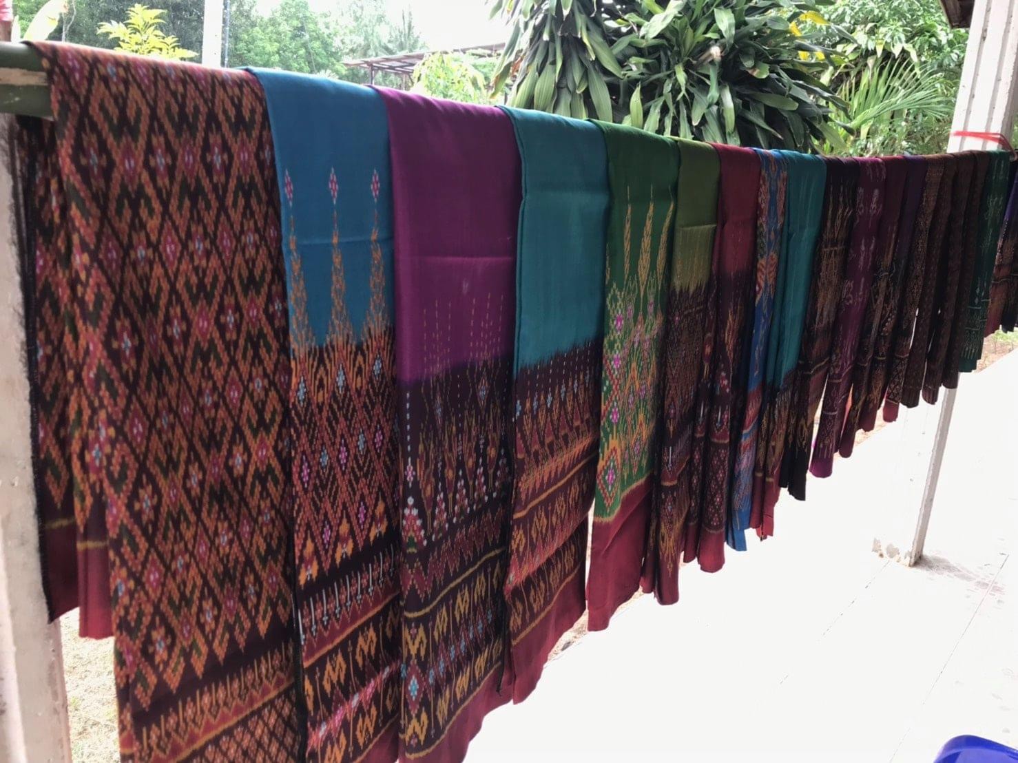 กลุ่มทอผ้าไหมบ้านวารี