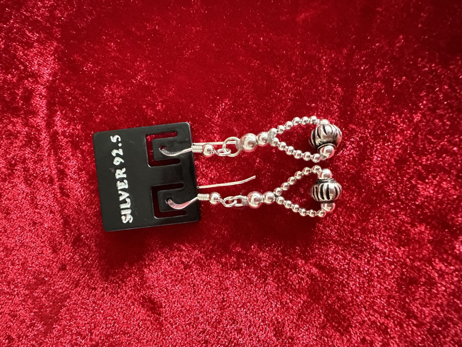 ต่างประเกือมร้อยใขว้