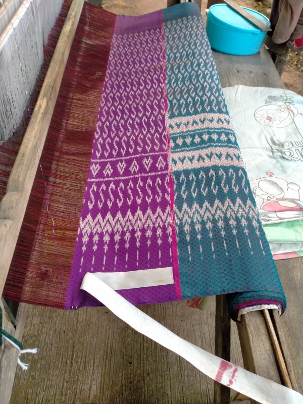 ผ้าไหมมัดหมี่ลายขอ 5ตะกอ