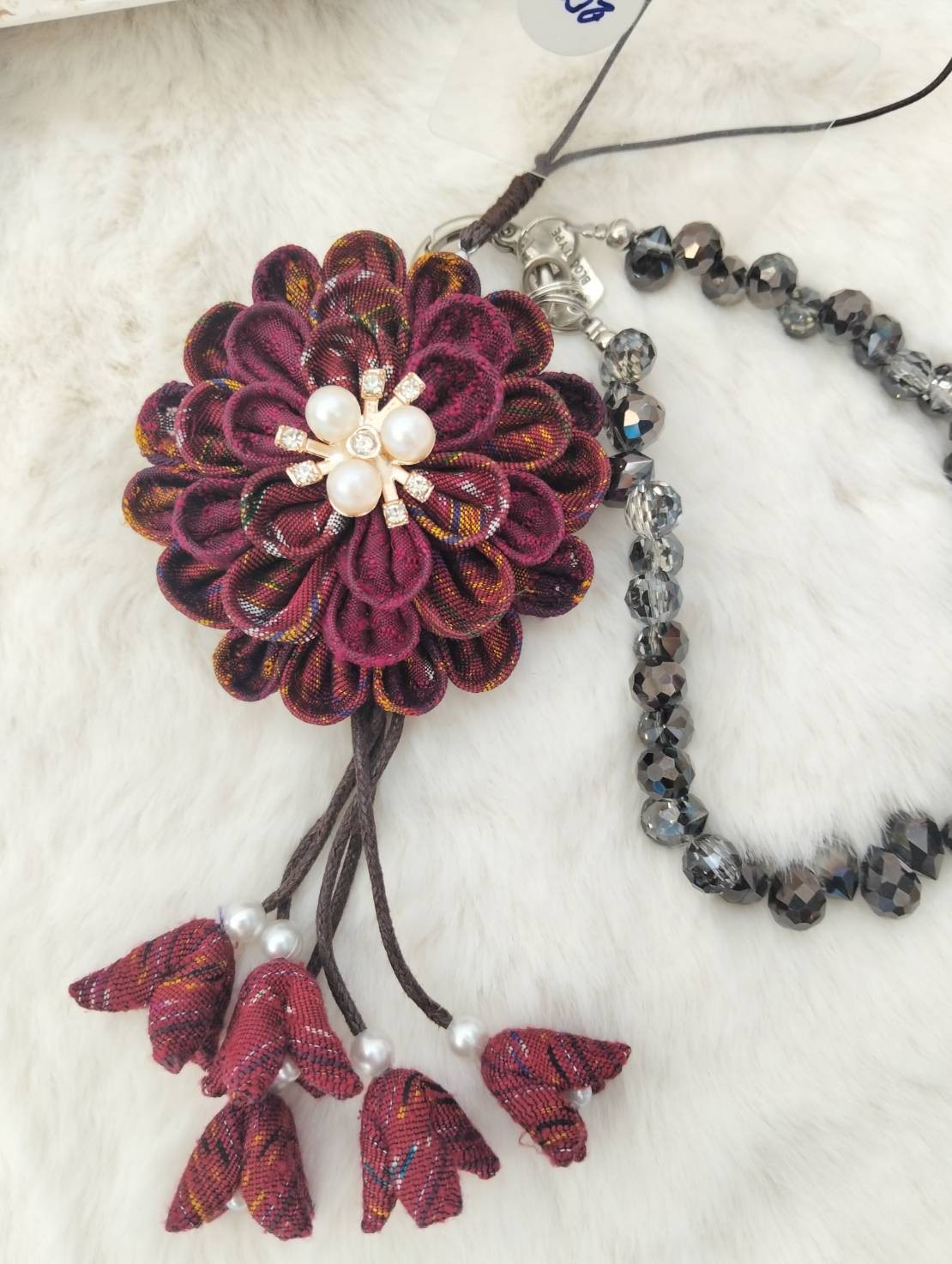 พวงกุญแจ สายห้องโทรศัพท์ เข็มกลัดดอกไม้จากเศษผ้าไหม