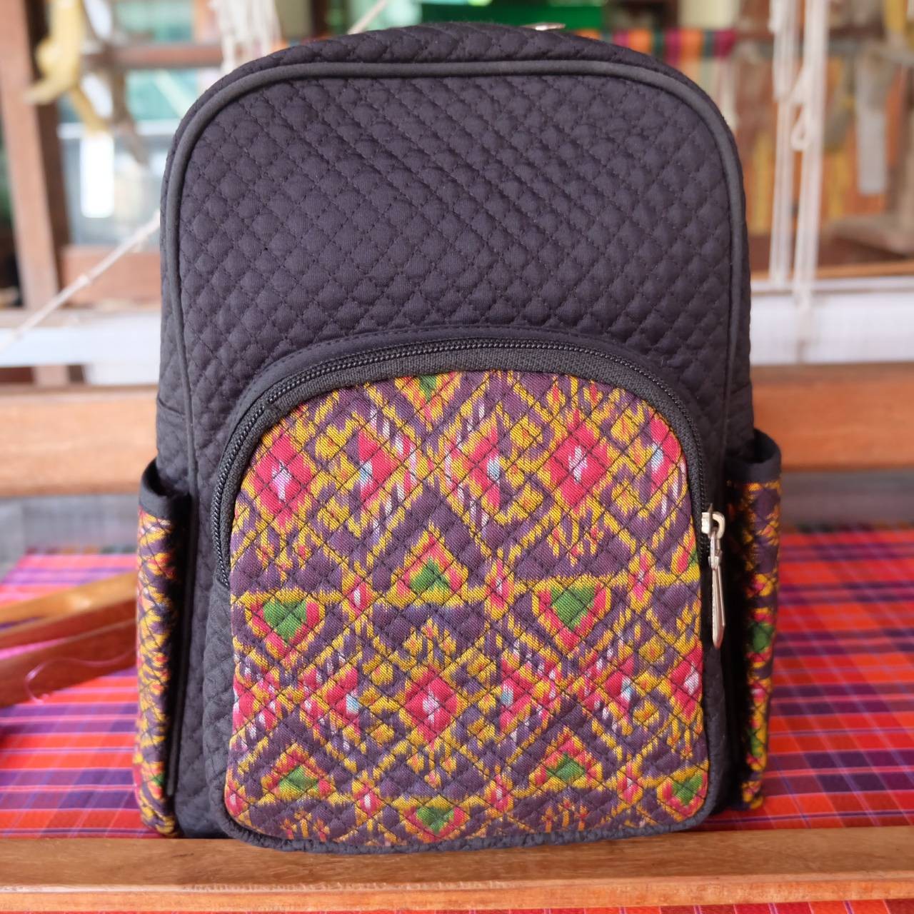 กระเป๋าผ้าไหม สะพายหลังสีดำ