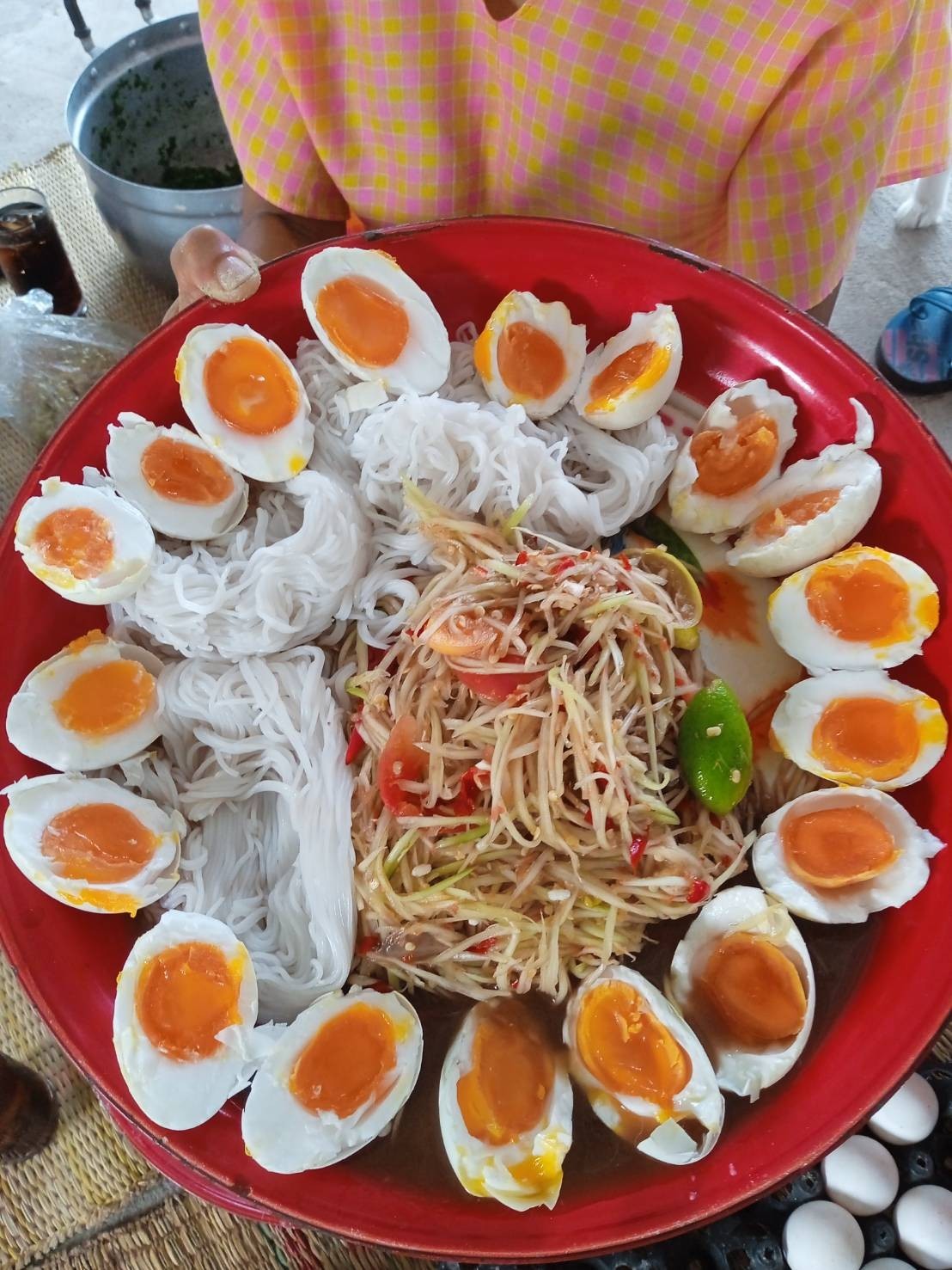 ไข่เค็มสมุนไพรใบเตย