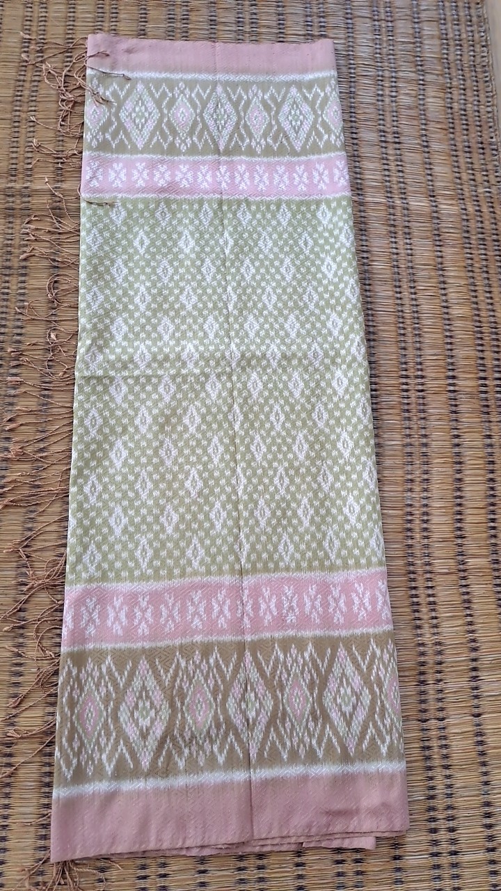 ผ้าไหมสีธรรมชาติ