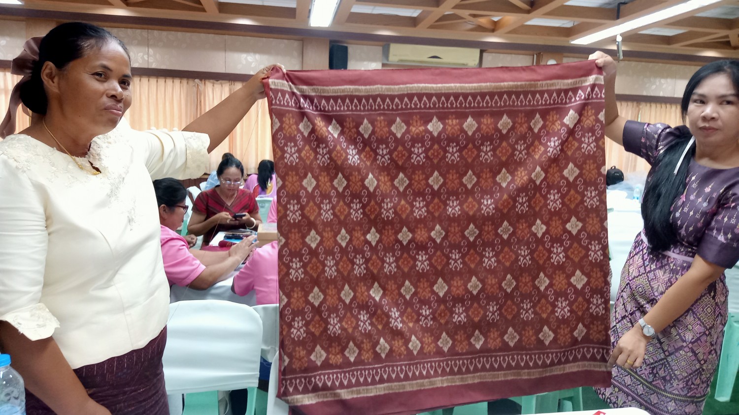 ผ้าไหมมัดหมี่ ลายดอกรักราชกัญญา