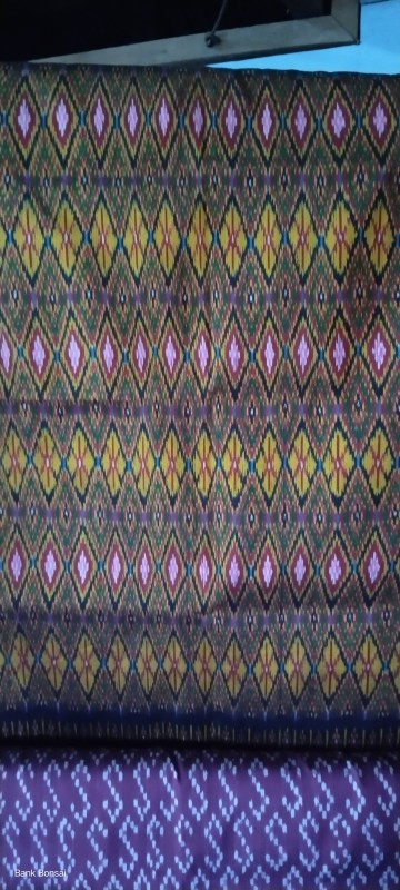 ผ้าไหมมัดหมี่ลายดอกมะเขือ