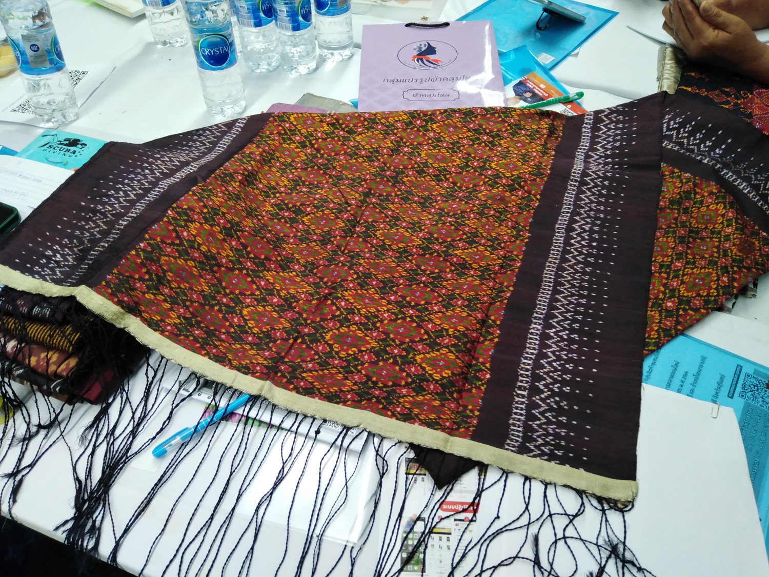 ผ้าคลุม​ไหล่​ทอมือ