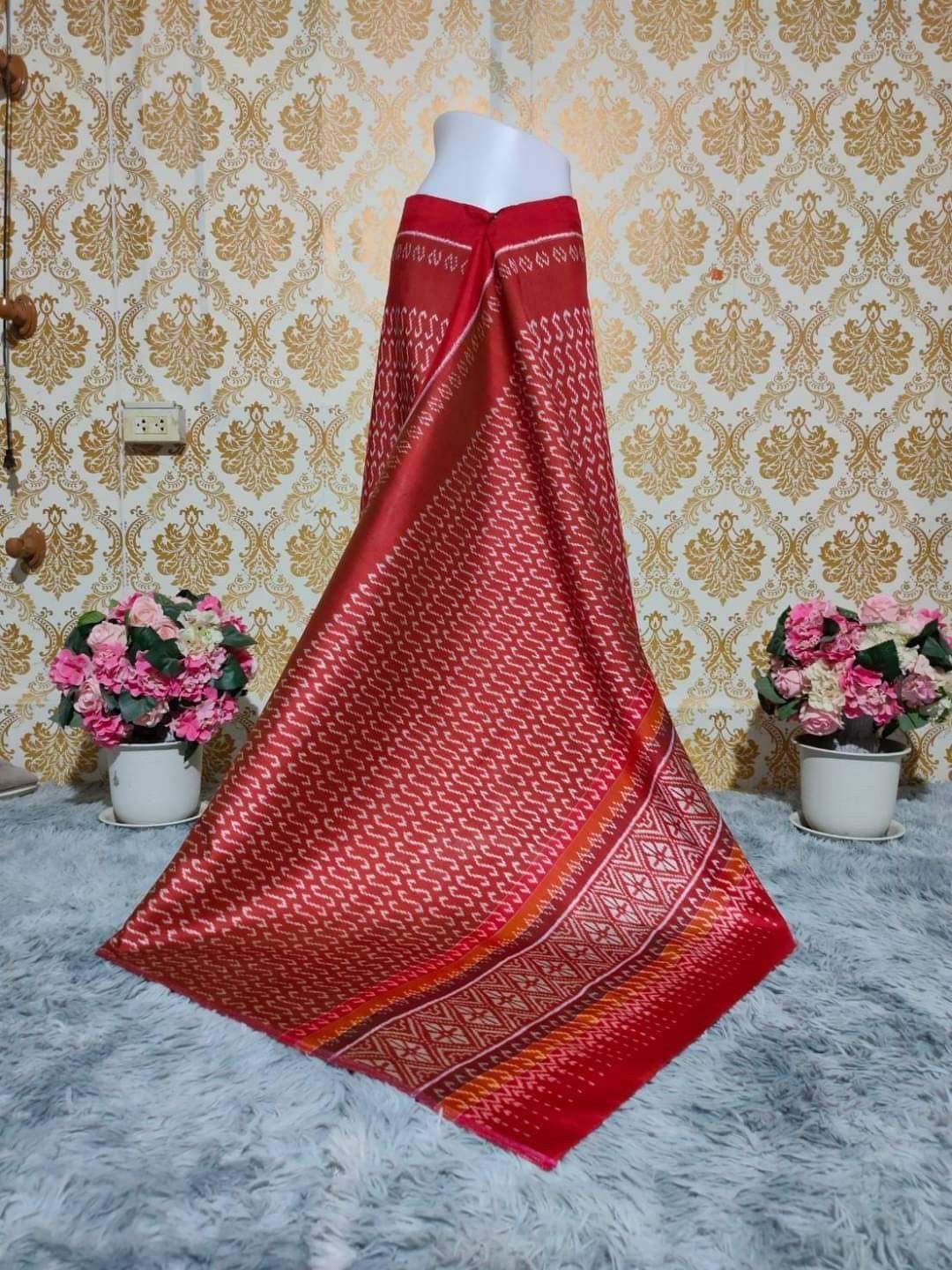 ผ้าไหมลายขอสีธรรมชาติ