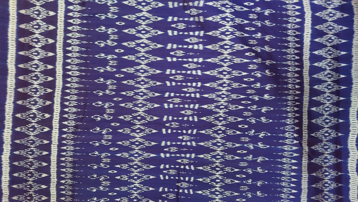 ผ้าไหมลายพระราชทานลายดอกรักราชกัญญา