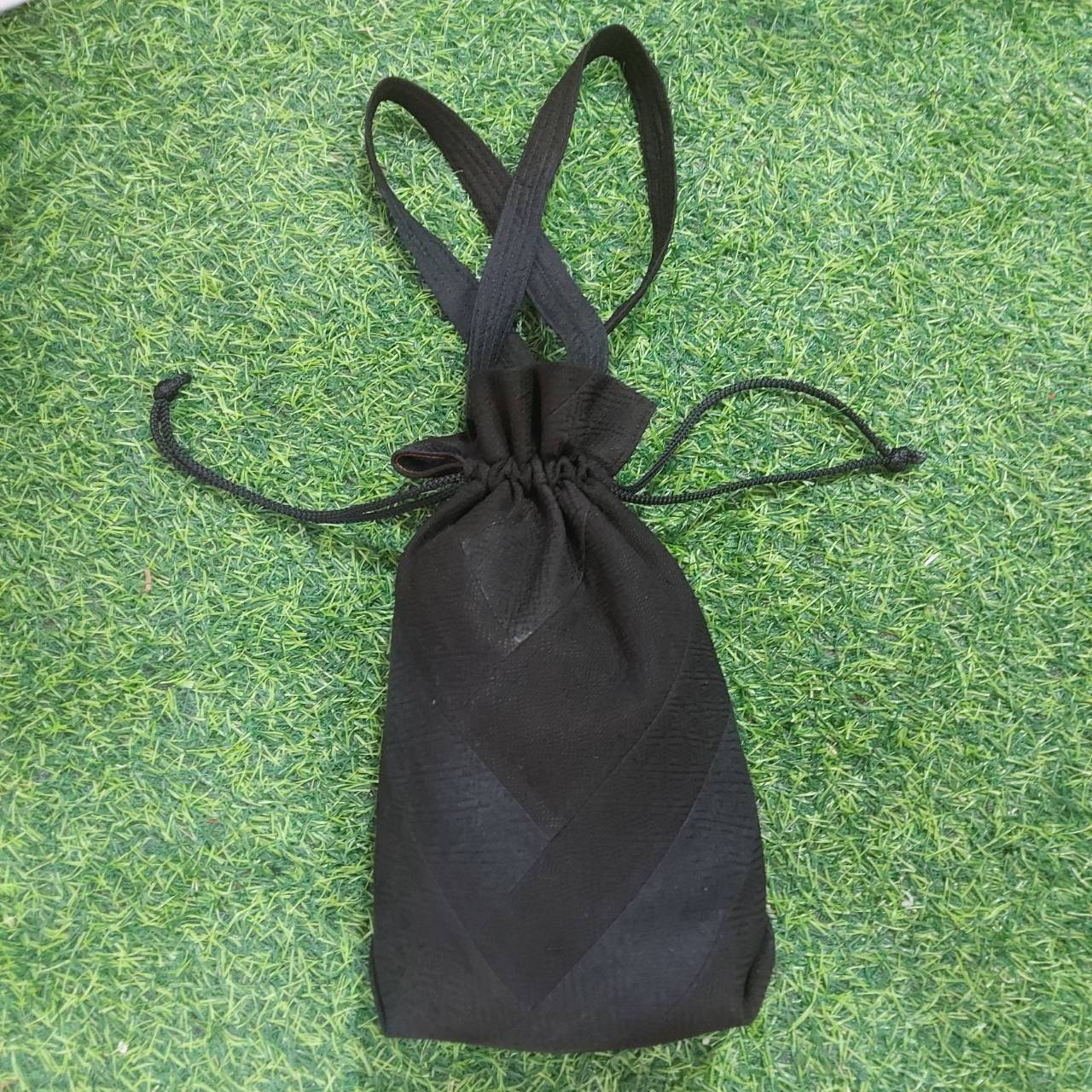 กระเป๋าผ้าไหมย้อมมะเกลือ คล้องมือ