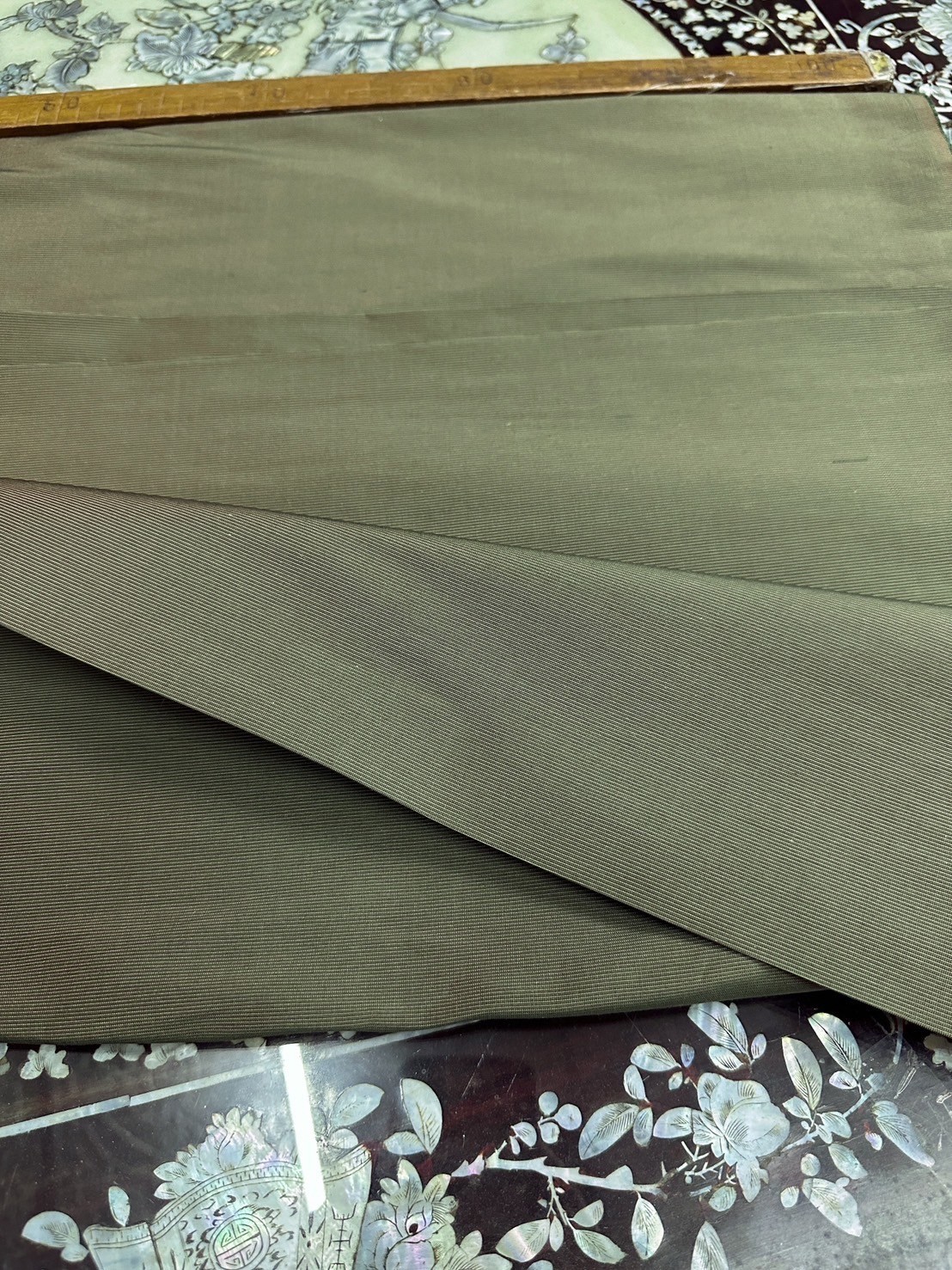 ผ้าไหมสีพื้น เนื้อเรียบหนา ไหมทอเครื่อง 6เส้น หน้ากว้าง 60นิ้ว สีเขียวขี้ม้า ตัดขายเป็นหลา รหัส C-ST-070467