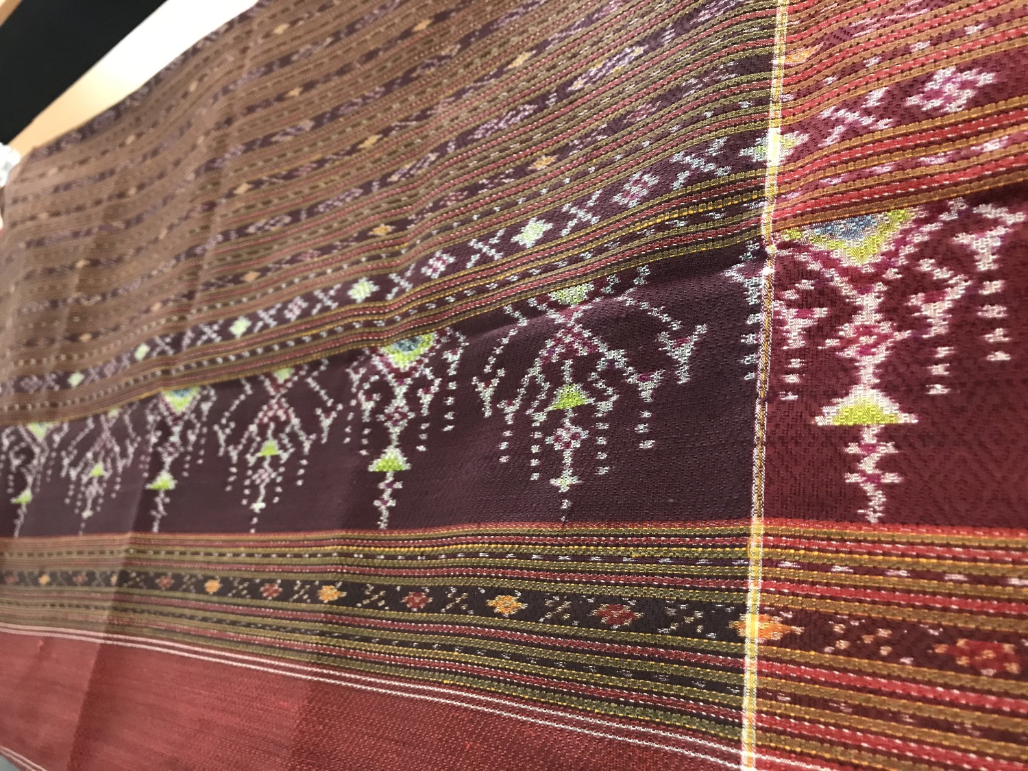 ผ้าไหมลายขอโคม5 (กลุ่มทอผ้าไหมบ้านตะเคียน หมู่ที่1)