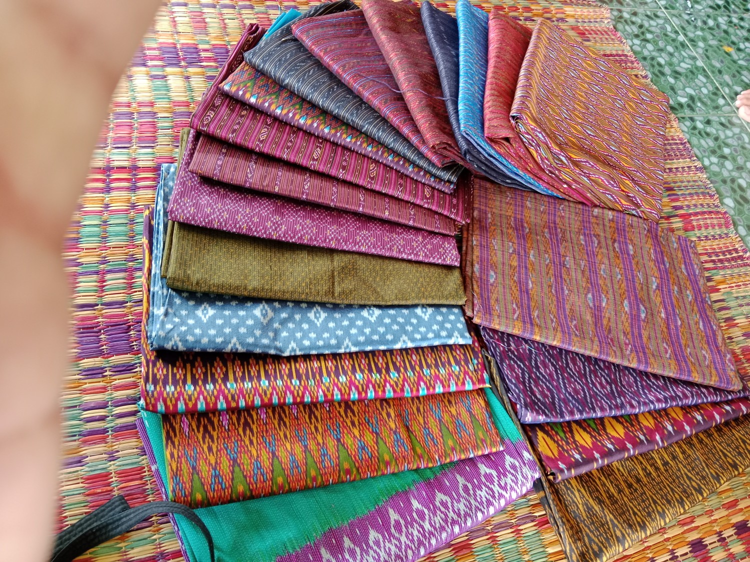 ผ้าไหมมัดหมี่ลาย