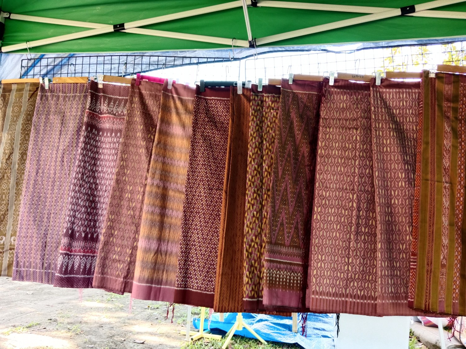 ผ้าไหมโทนสีธรรมชาติ