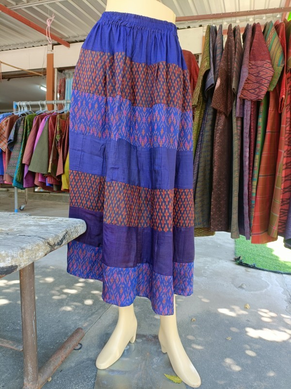 กระโปรงชั้นผ้าไหมเก่า