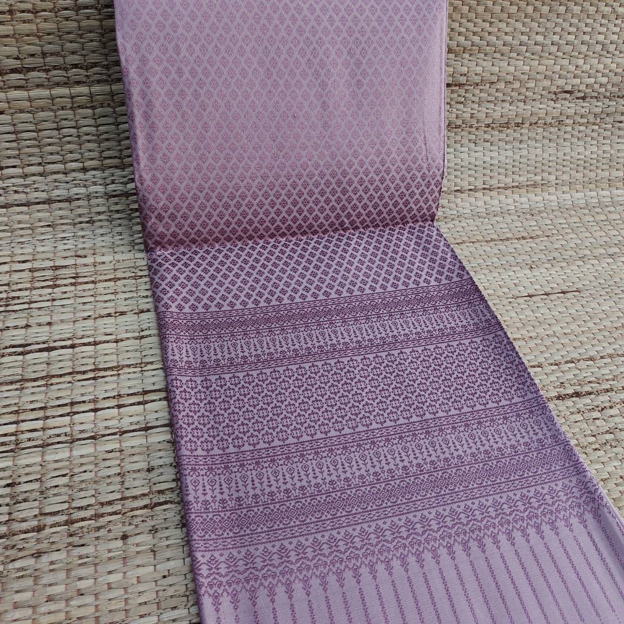 ผ้าไหมยกดอกติดพื้น