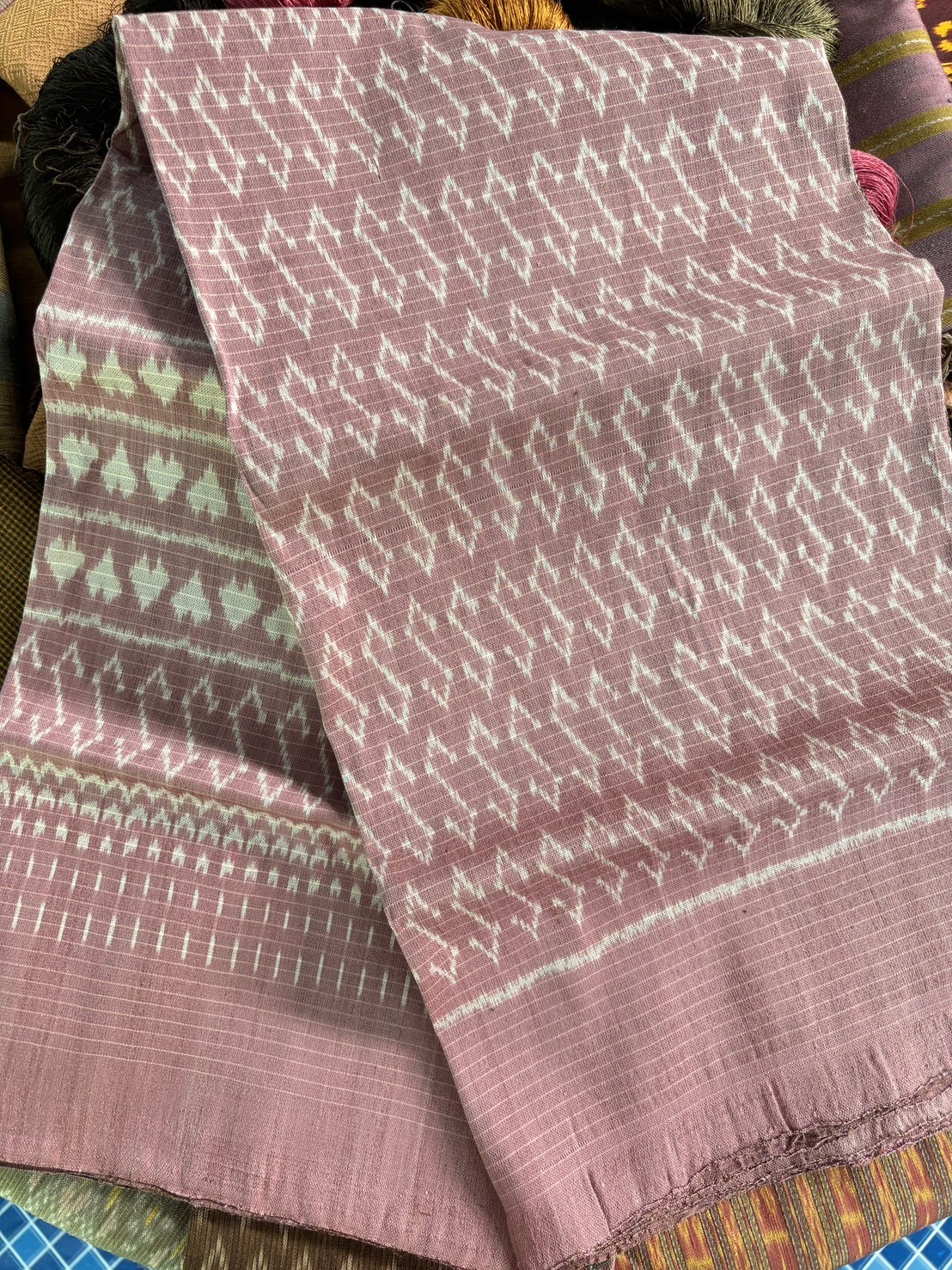 ผ้าไหมมัดหมี่สีธรรมชาติ ลายพระราชทาน