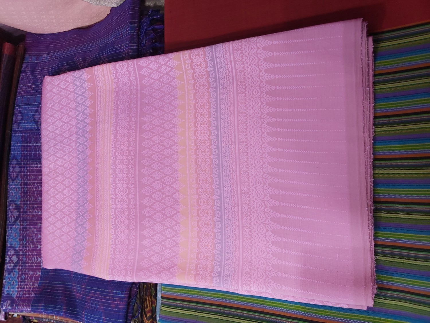 ผ้าไหมยกดอก