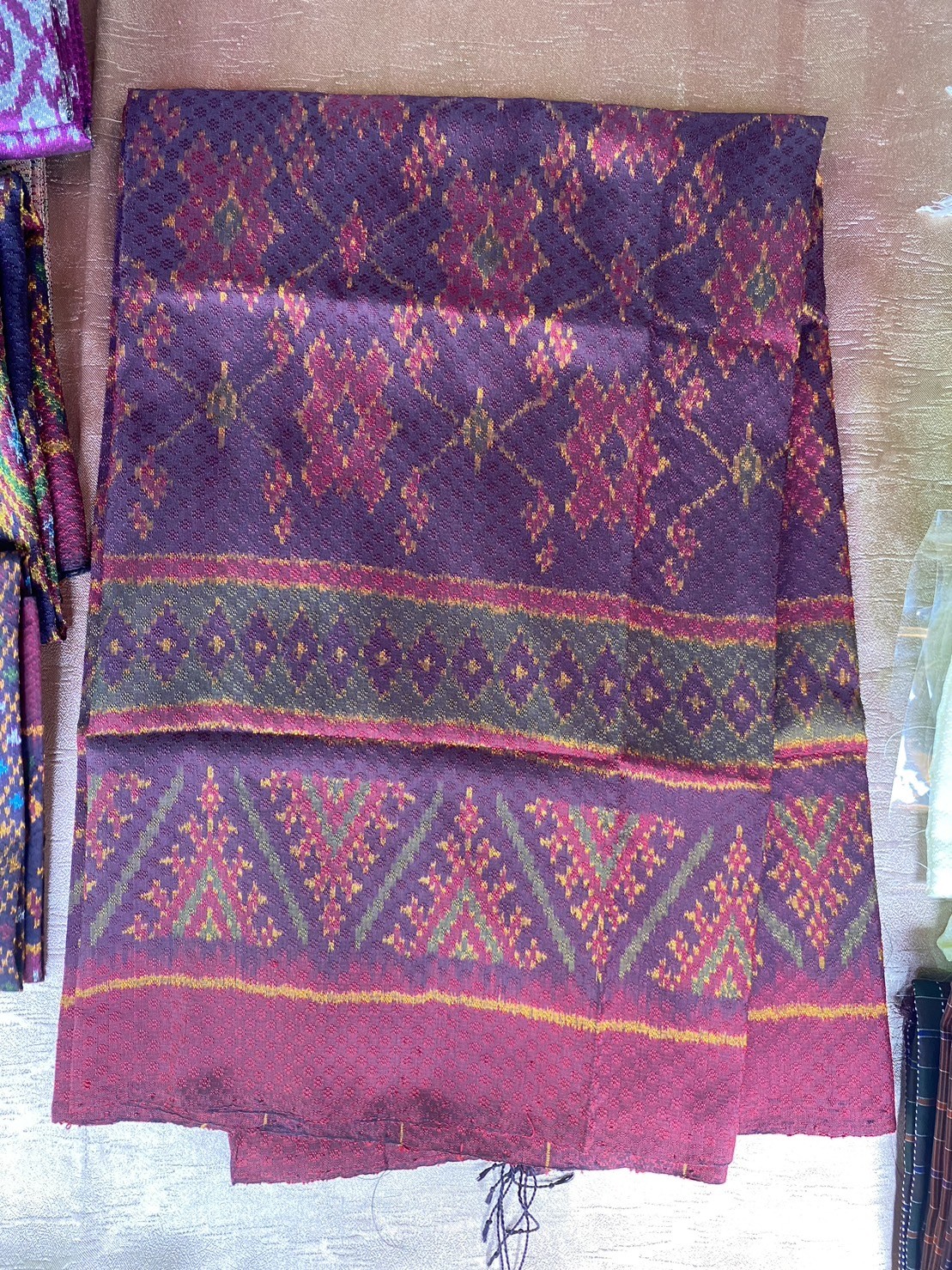 ผ้าลายกุหลาบหิน แต่งชายครุย