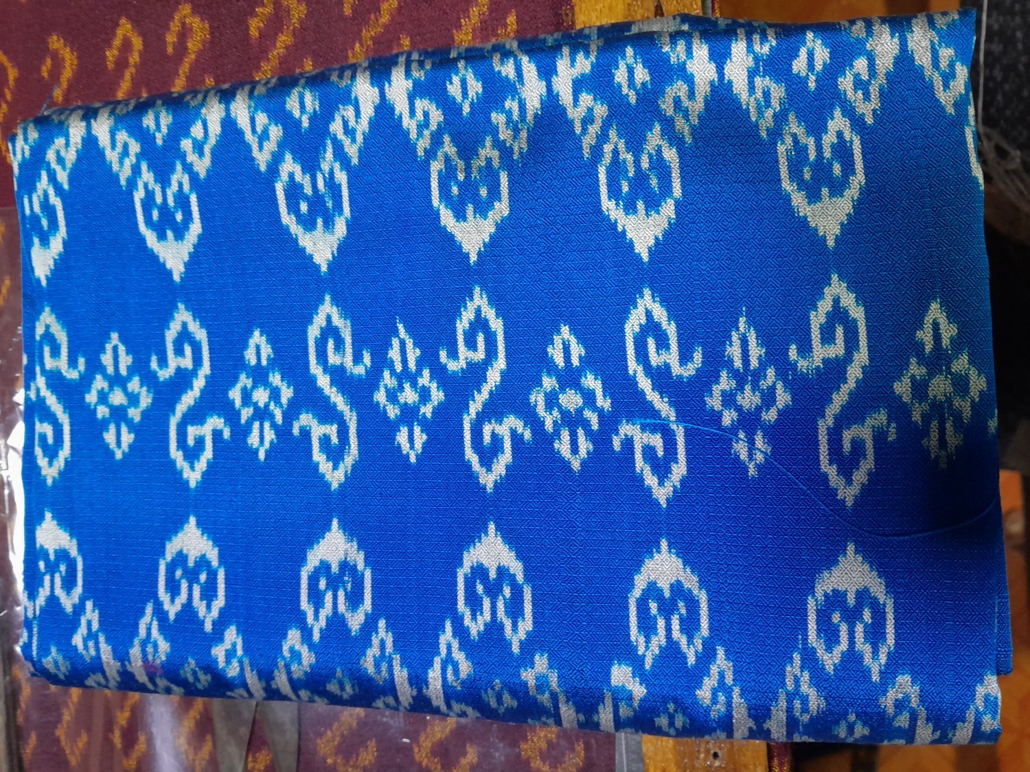 ผ้าไหมสุรินทร์3ตะกอยืบเหาะลายดอกรัก