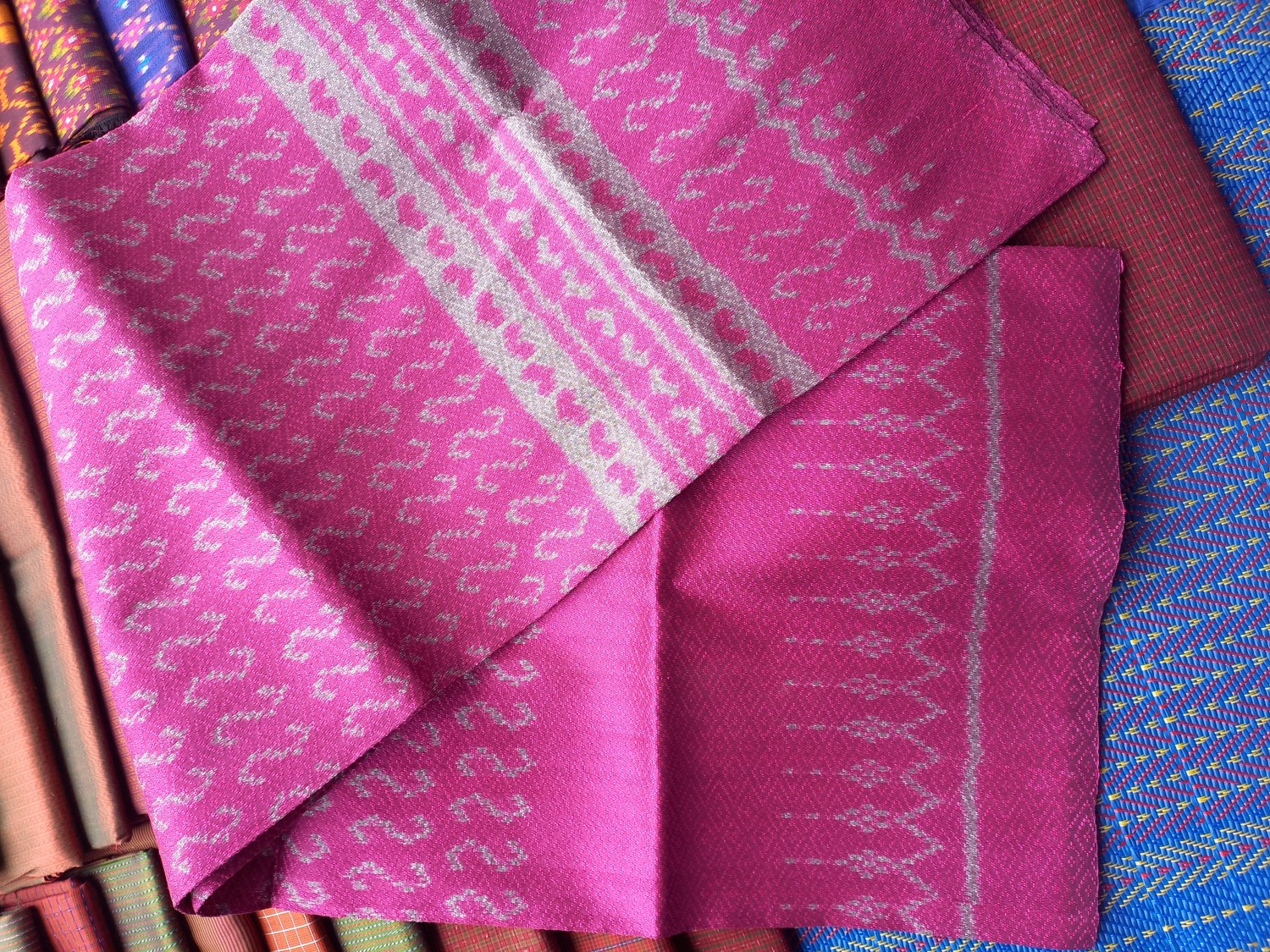 ผ้าไหมลายพระราชทาน ลายขอ