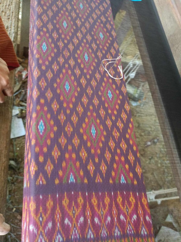 ผ้าไหมสุรินทร์ทอกี่โบราณ by จักรพงษ์