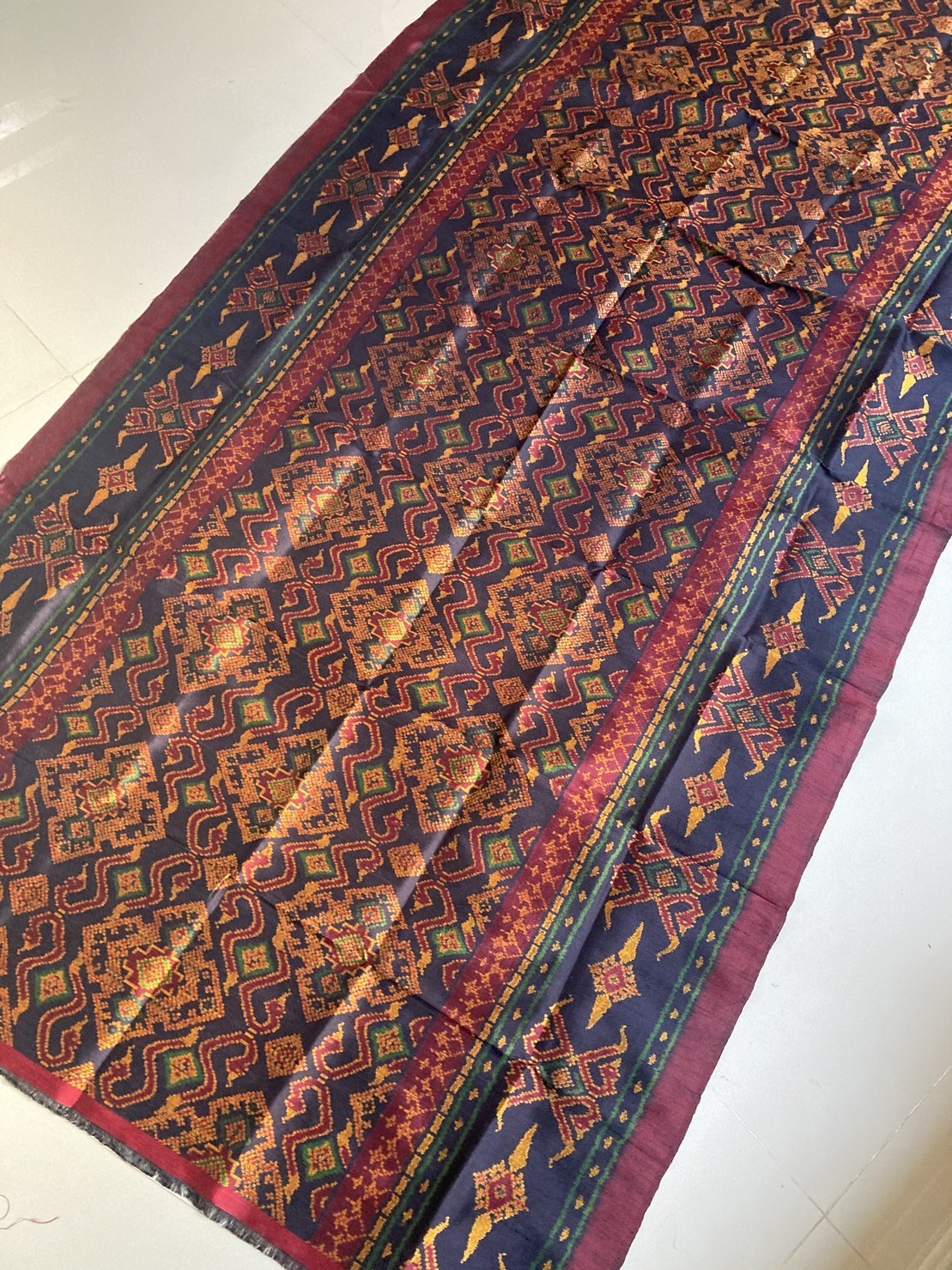 ผ้าไหมลายนาคเกี้ยวตีนนาคแบคะนอง