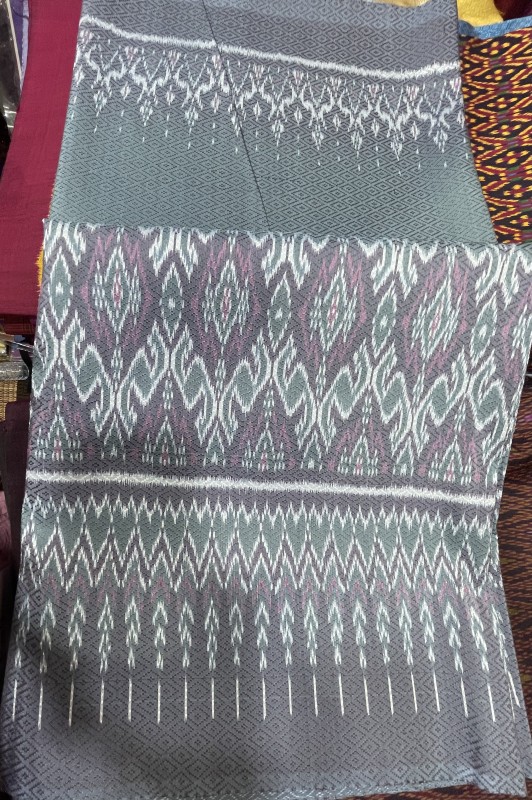 ผ้าไหมย้อมสีธรรมชาติ