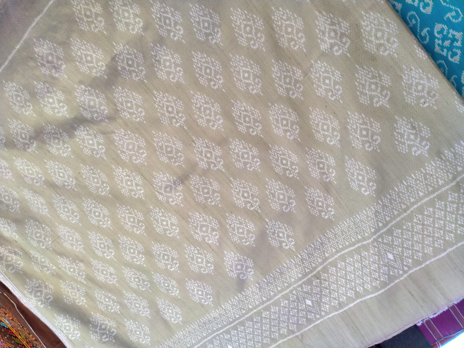 ผ้าไหมมัดหมี่ 5 ตะกอ ยกดอกลายลูกแก้ว โทนสีเขียวตองอ่อน