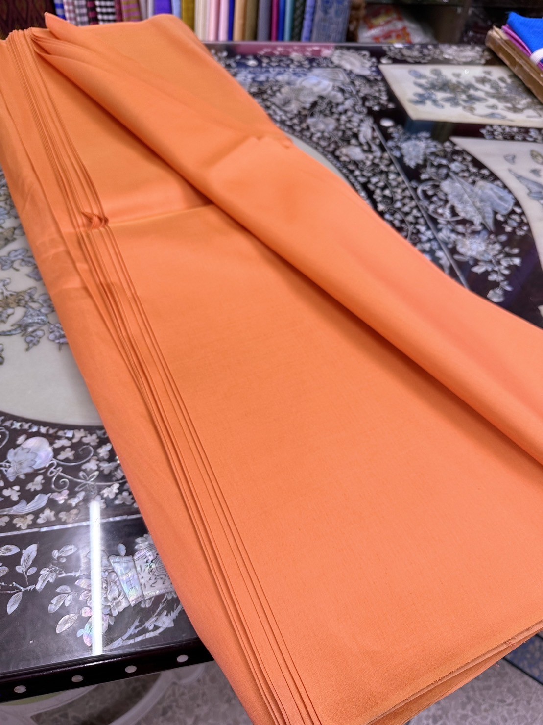 ผ้าไหมสีพื้น เนื้อเรียบ ไหมแท้ 2เส้น สีส้ม ตัดขายเป็นหลา รหัส C-0623661 รหัสสินค้า SKU-13864