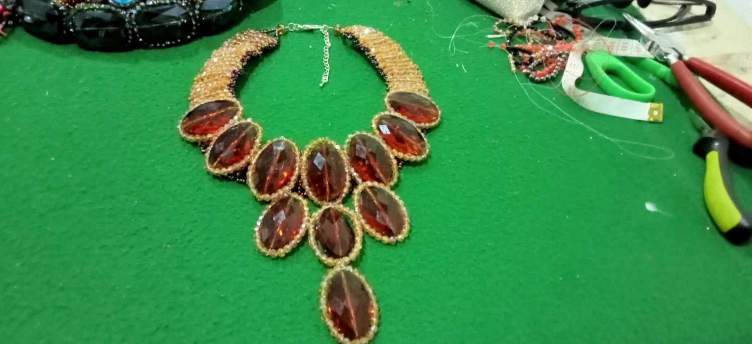 เครื่องประดับคริสตัลล้อม