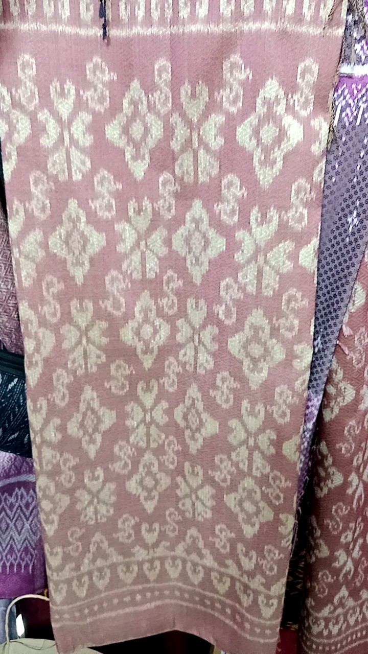 ผ้าไหมมัดหมี่ลายดอกรักราชกัญญา