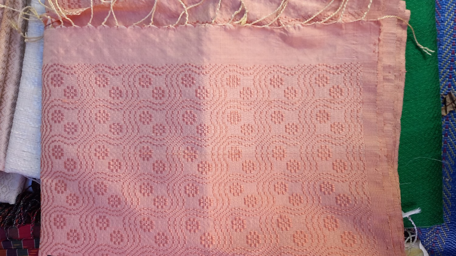 ผ้าคลุมไหล่ลายก้นหอย สีธรรมชาติ